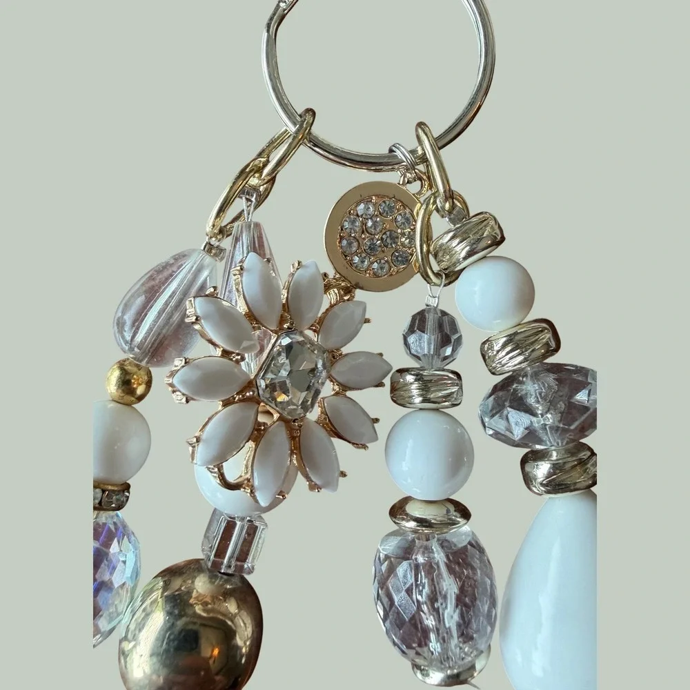 White Daisy Beaded Bag Charm Keychain Gold Tone Crystal Flower Accessory 6 Inch